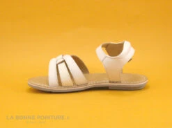 Minibel TULIPE White - Sandale Fille En Cuir Blanc -Optimal Chaussures Magasin cd24607c73b9e66c561f35ea11d5d5ef img 1333.jpg 173152
